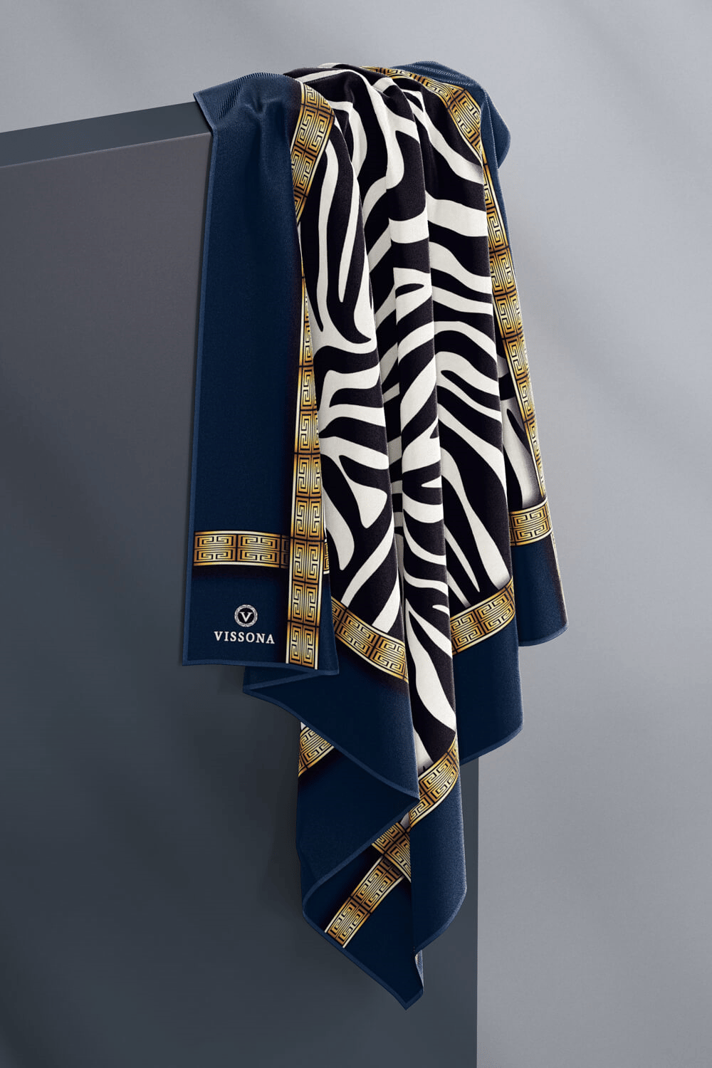 % 57 İPEK % 43 VİSKON Twill İpek Zebra Desenli Lacivert - Gold Renkli 90x90 Eşarp Dikim Şekli : El Dikişi