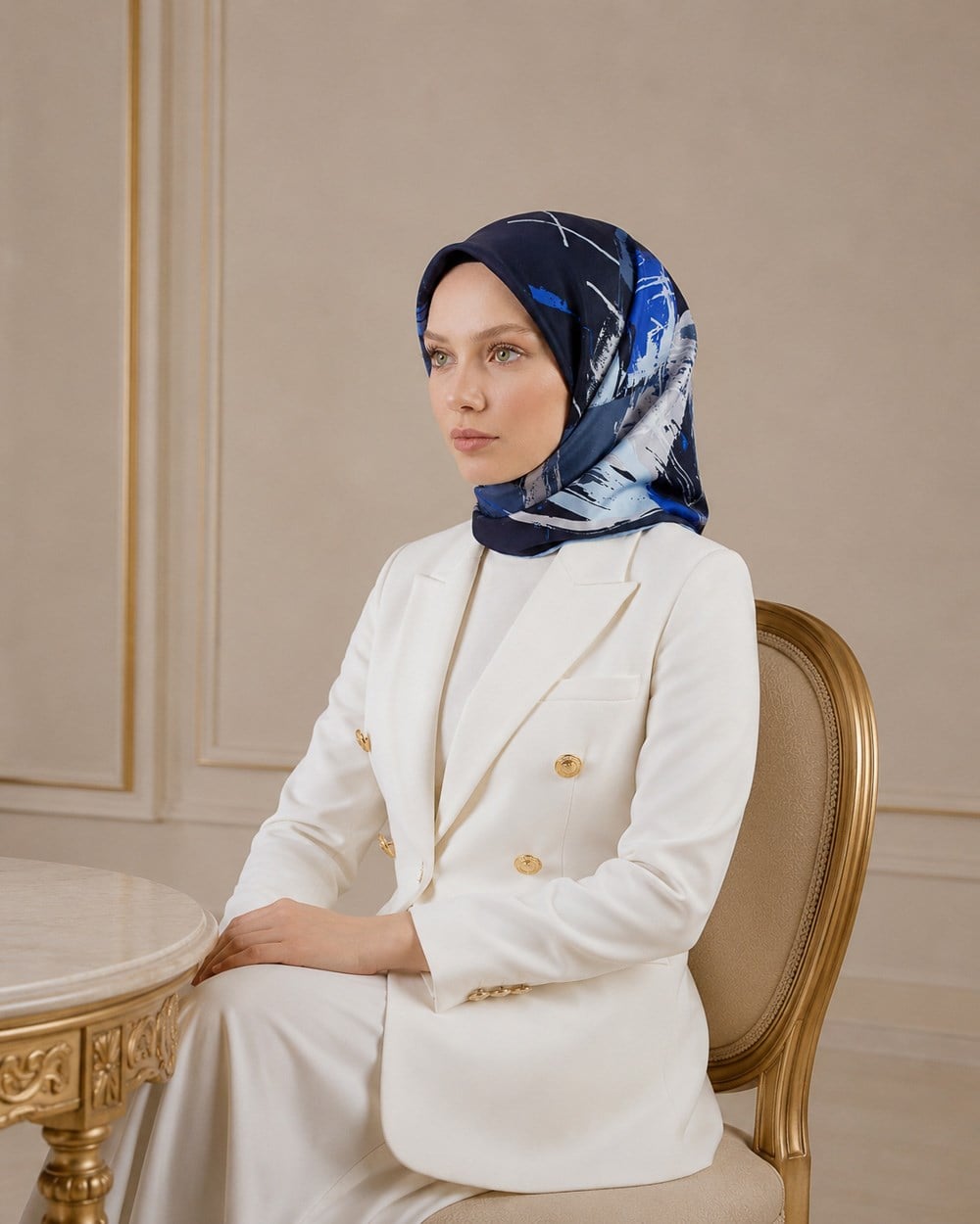 % 57 İPEK % 43 VİSKON Twill İpek Geometrik Desenli Lacivert - Bebe Mavisi Renkli 90x90 Eşarp Dikim Şekli : El Dikişi