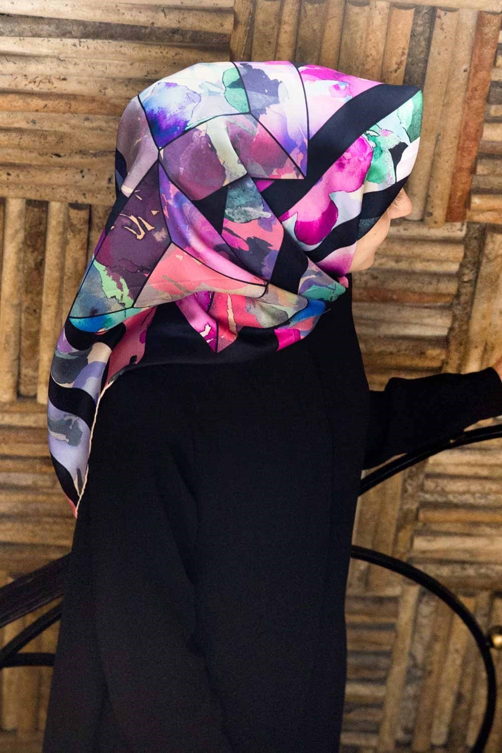 %100 Twill İpek Bahar Çiçekleri Desenli Lacivert - Fuşya Renkli 90x90 Eşarp Kenar Dikiş Şekli El Dikişli
