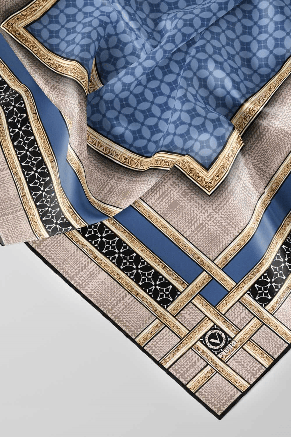 Twill Gold Bordürlü Geometrik Desenli Bebe Mavisi Renkli 90x90 Eşarp (İpek İçermez) Kenar Dikiş Şekli El Dikişli