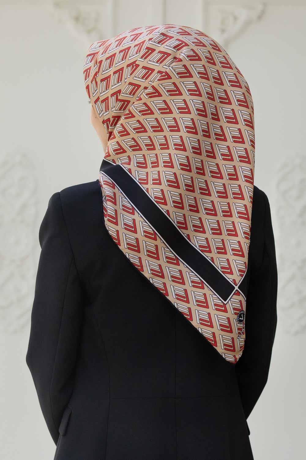 %100 Twill İpek Geometrik Desenli Bej - Kırmızı Renkli 90x90 Eşarp Dikim Şekli : El Dikişi