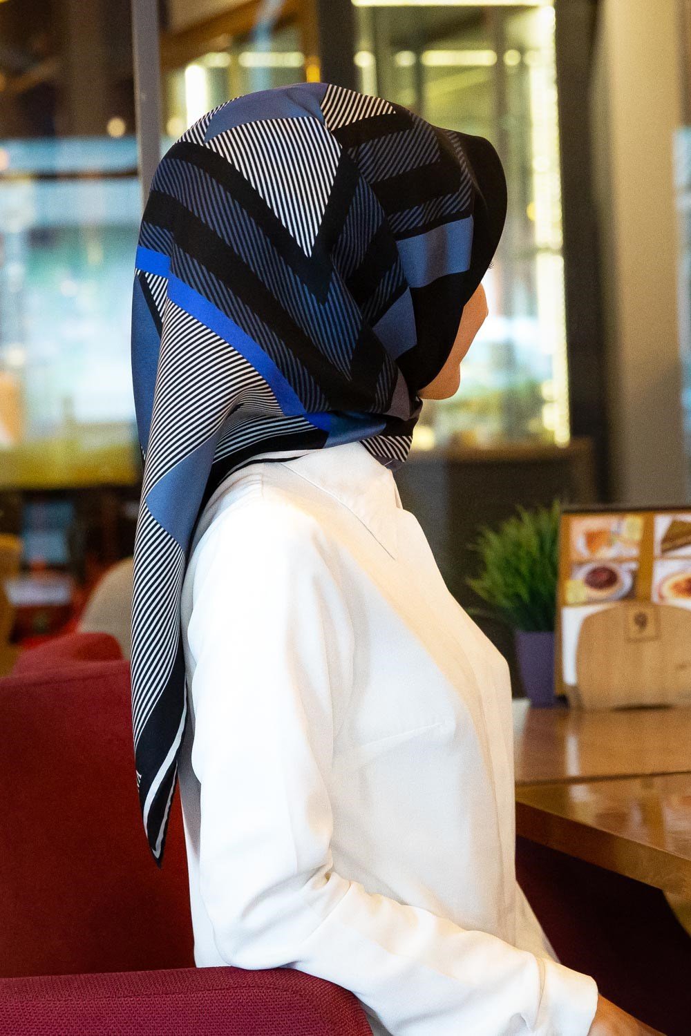 %100 Twill İpek Geometrik Desenli Saks - Siyah Renkli 90x90 Eşarp Dikim Şekli : El Dikişi