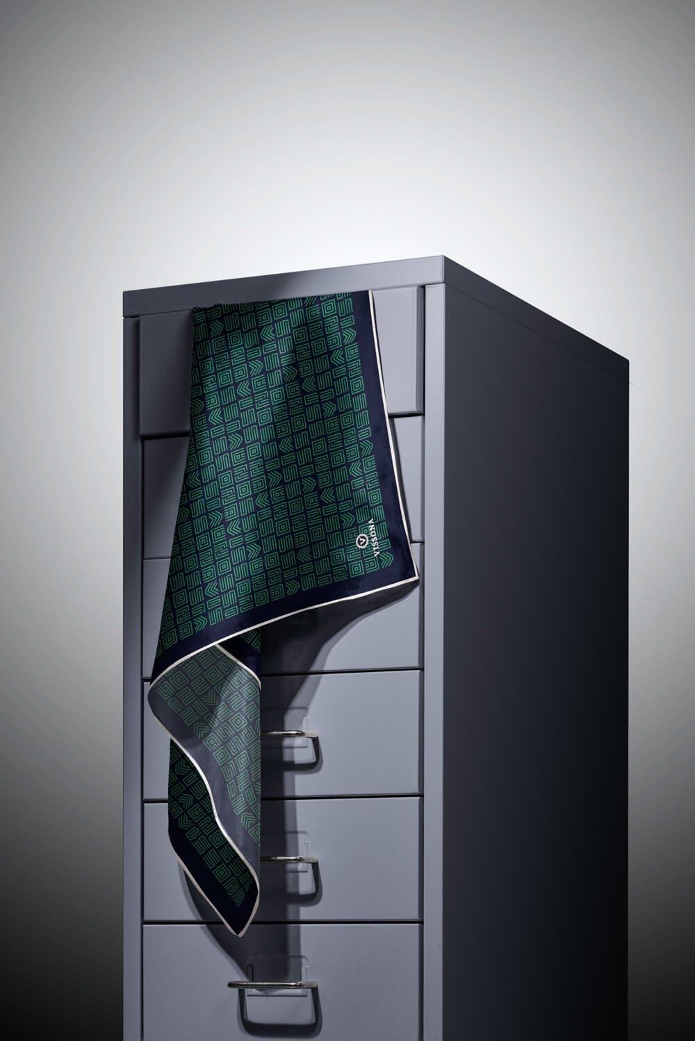 %57 İPEK %43 VİSKON Twill İpek Etnik Motif Desenli Zümrüt Yeşili - Lacivert Renkli 90x90 Eşarp Dikim Şekli : El Dikişi