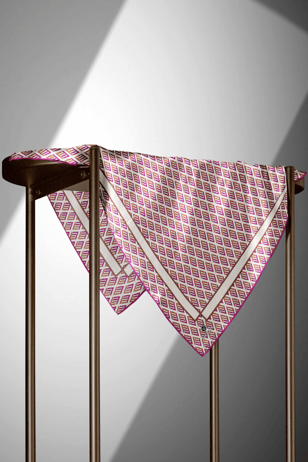 % 57 İPEK % 43 VİSKON Twill İpek Geometrik Desenli Fuşya - Turuncu Renkli 90x90 Eşarp Dikim Şekli : El Dikişi