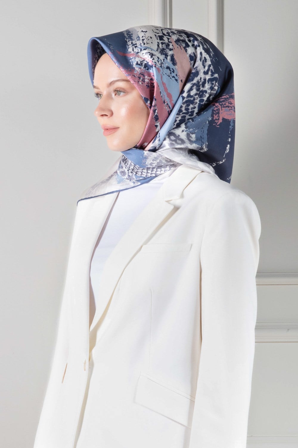 %100 Twill İpek Leopar ve Fırça Desenli İndigo Mavisi - Pudra Renkli 90x90 Eşarp Dikim Şekli : El Dikişi