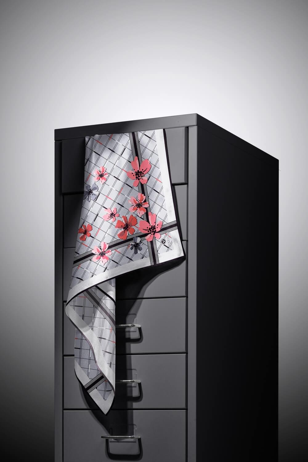 %100 Twill İpek Çıtır Çiçek Desenli Gümüş - Pembe Renkli 90x90 Eşarp Dikim Şekli : El Dikişi