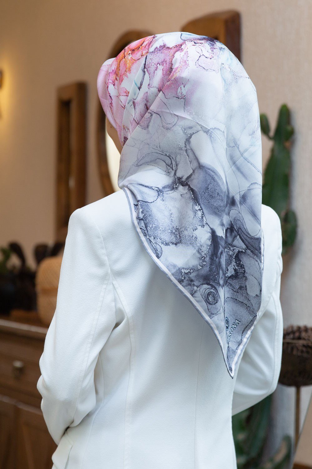 %100 Twill İpek Duman Desenli Gri Renkli 90x90 Eşarp Dikim Şekli : El Dikişi