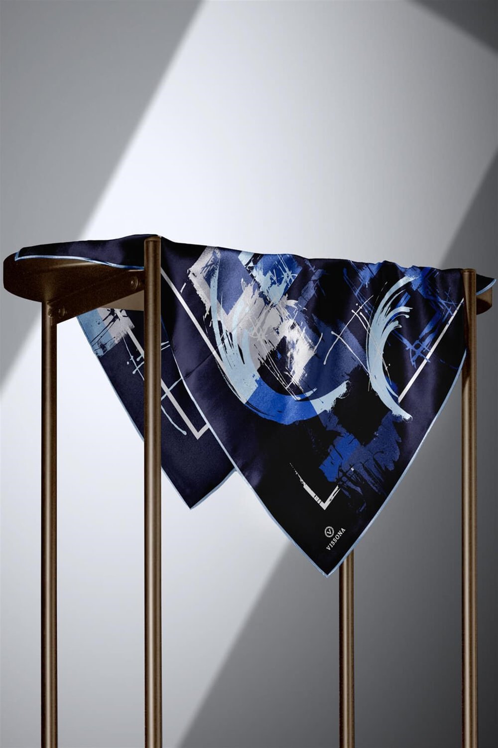 %57 İPEK %43 VİSKON Twill İpek Geometrik Desenli Lacivert - Bebe Mavisi Renkli 90x90 Eşarp Dikim Şekli : El Dikişi