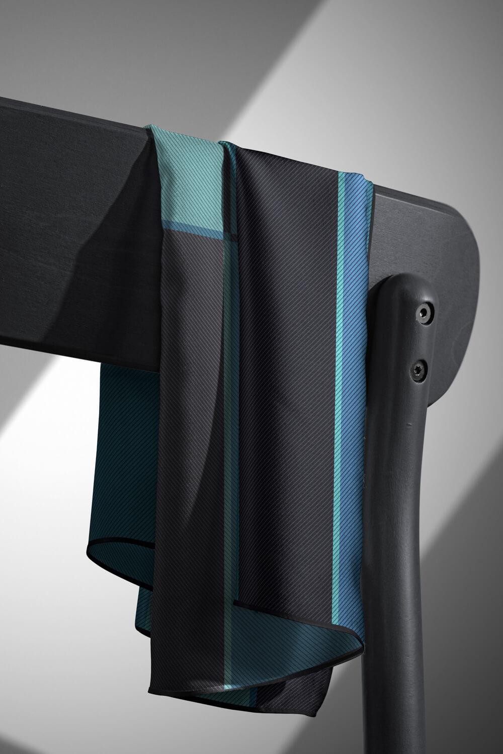 %100 Twill İpek Geometrik Desenli Lacivert Renkli 90x90 Eşarp Dikim Şekli : El Dikişi