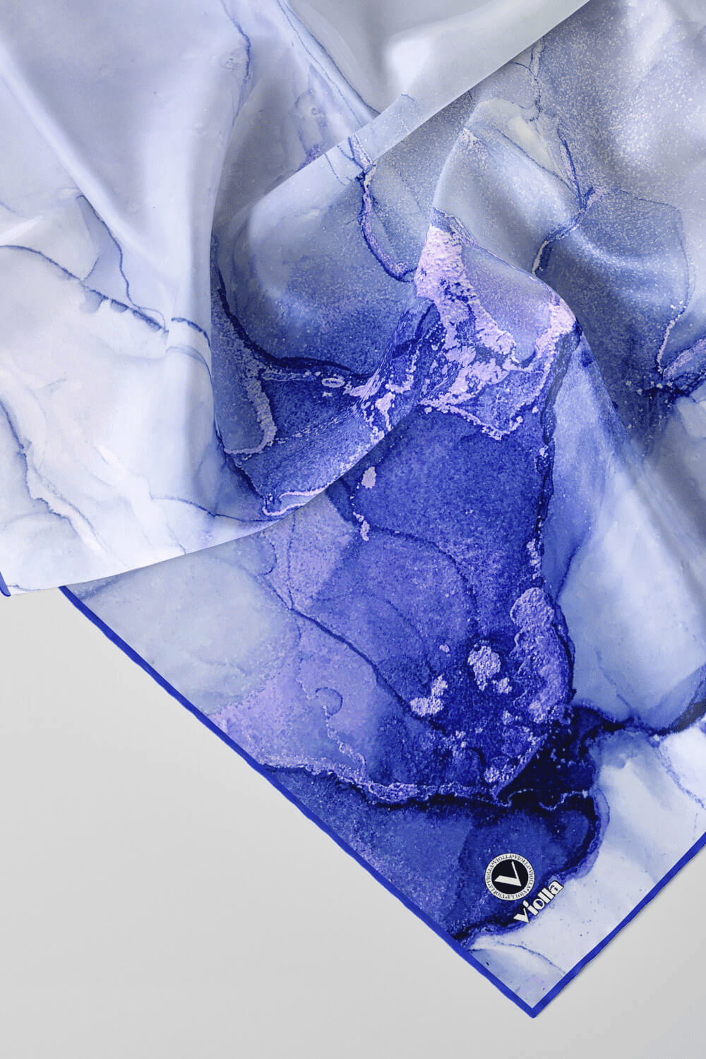 Twill Batik Desenli Saks Renkli 90x90 Eşarp (İpek İçermez) Kenar Dikiş Şekli El Dikişli