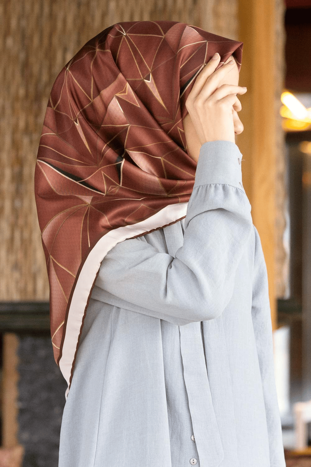 Twill Geometrik Desenli Vizon Renkli 90x90 Eşarp (İpek İçermez) Kenar Dikiş Şekli El Dikişli