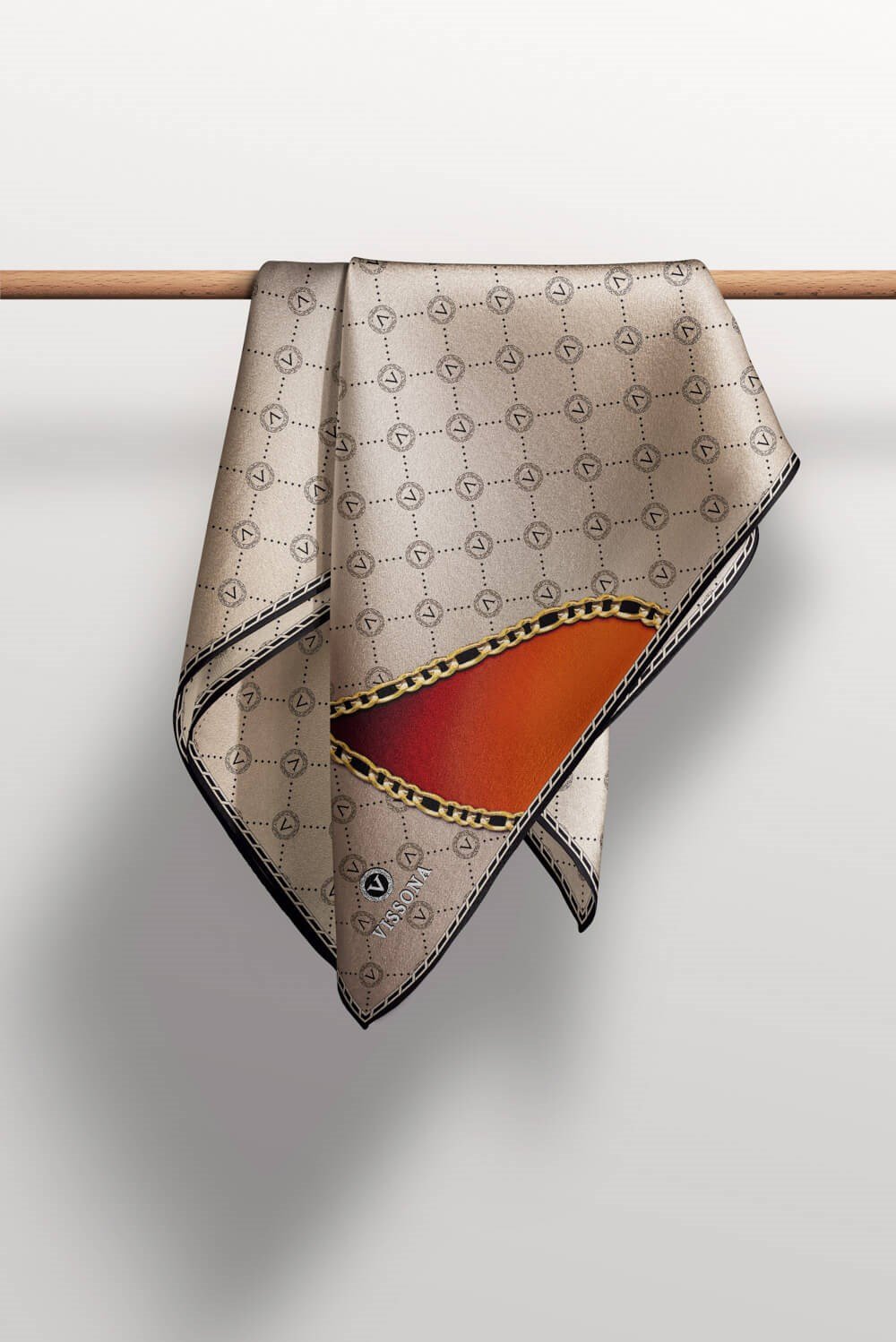 %100 Twill İpek Zincirli Ve Monogram Desenli Bej - Taba Renkli 90x90 Eşarp Dikim Şekli : El Dikişi