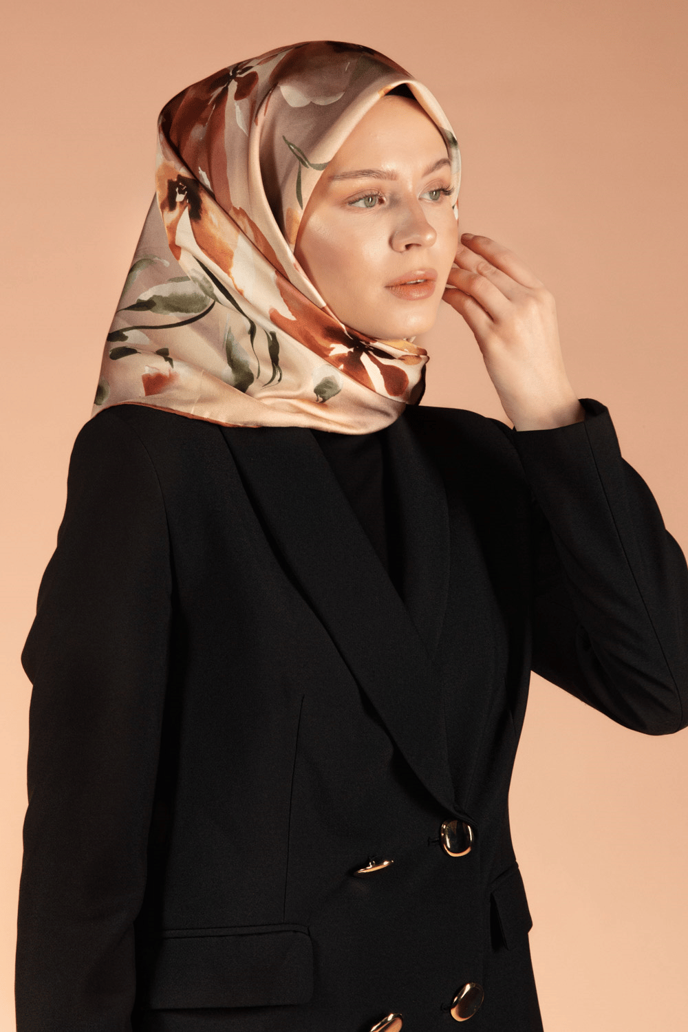 %100 Twill İpek Çiçek Desenli Gold - Taba Renkli 90x90 Dikim Şekli : El Dikişi Eşarp