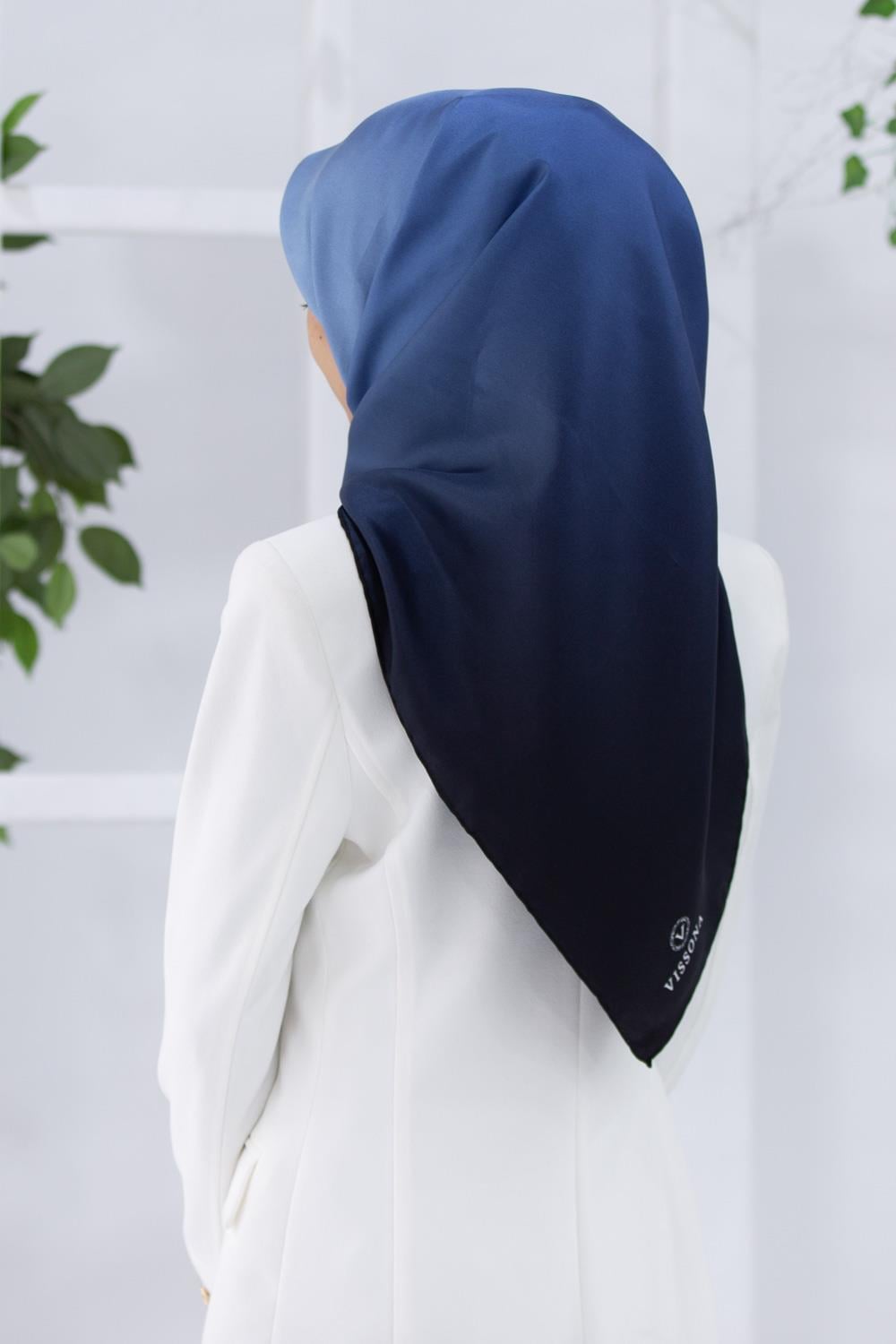 %100 Twill İpek Degrade Desenli Buz Mavisi Renkli 90x90 Eşarp Dikim Şekli : El Dikişi