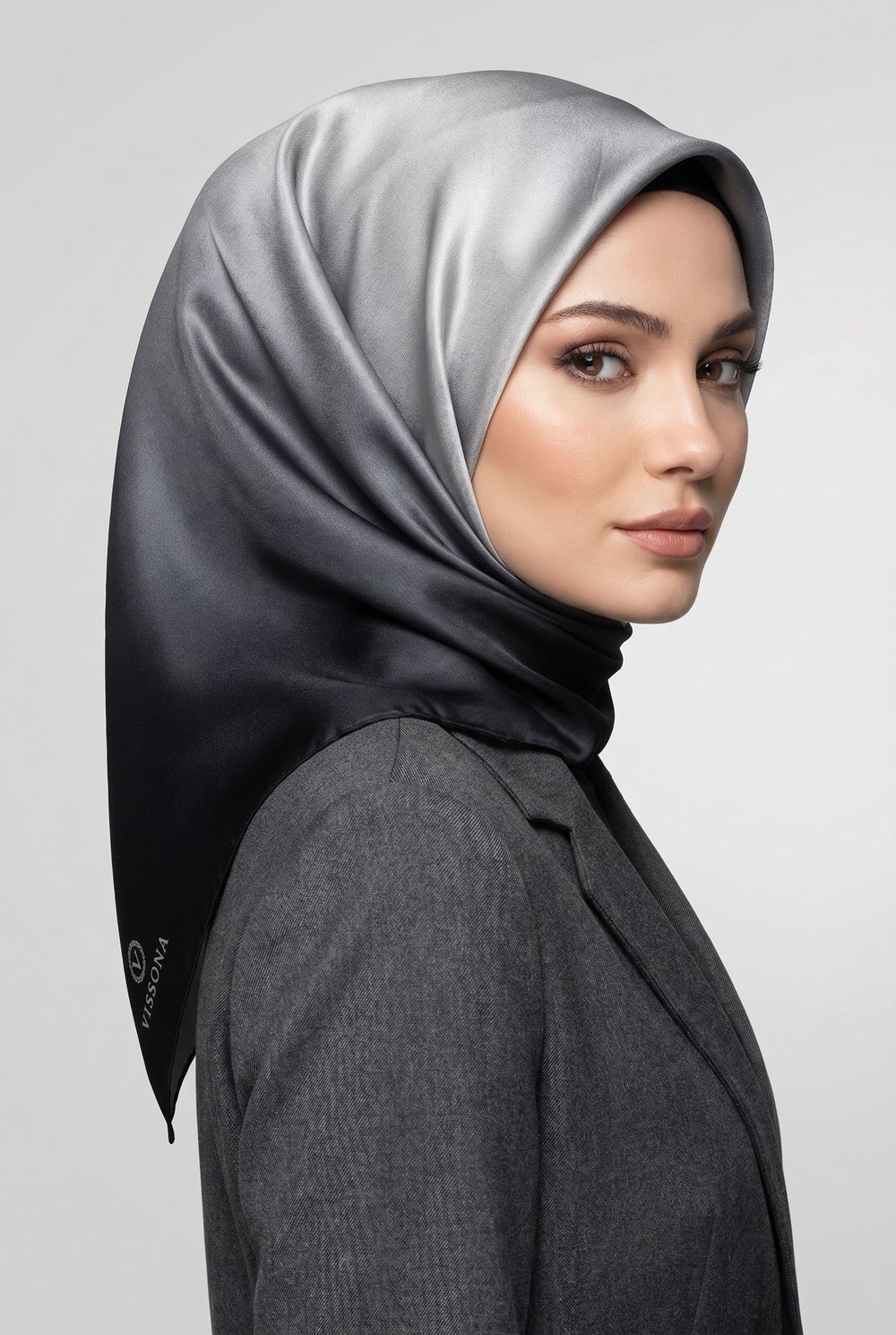 %100 Twill İpek Degrade Desenli Siyah - Gri Renkli 90x90 Eşarp Dikim Şekli : El Dikişi