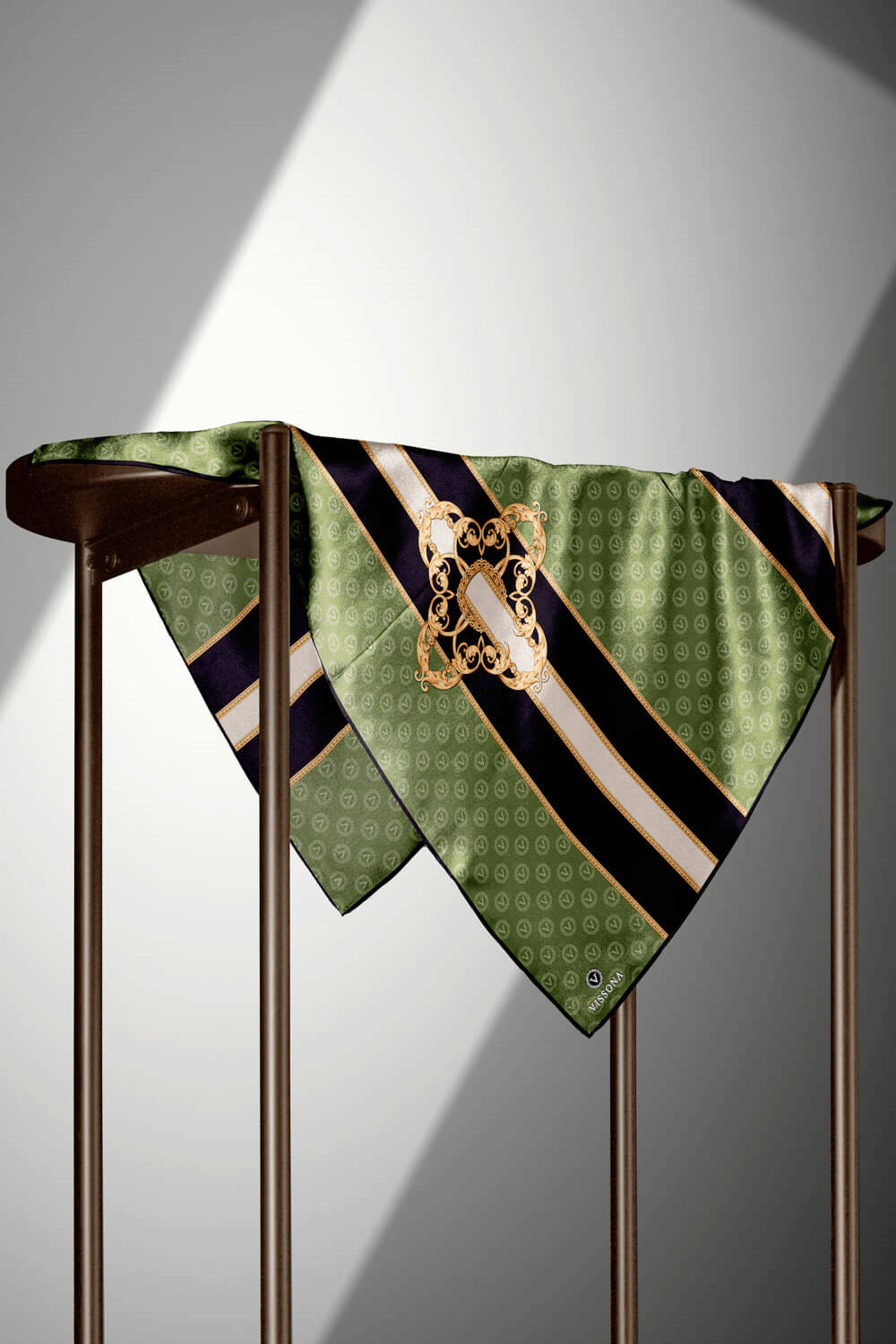 %100 Twill İpek Monogramlı Ve Barok Desenli Haki - Siyah Renkli 90x90 Eşarp Dikim Şekli : El Dikişi