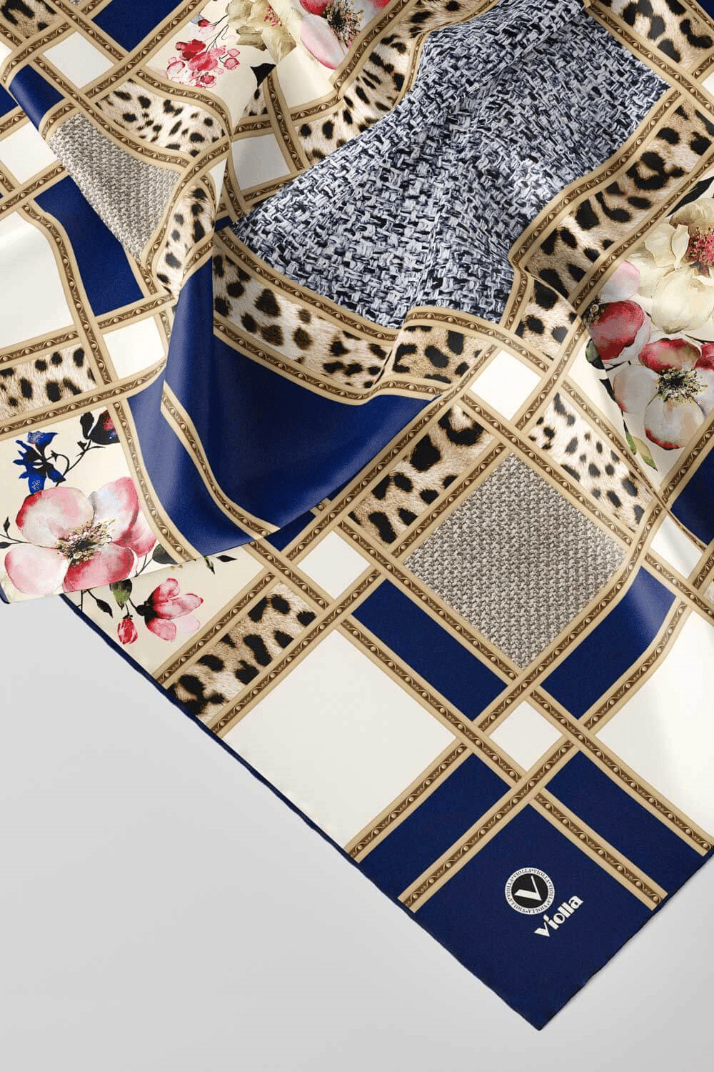 Twill Leopar ve Çiçek Desenli Lacivert - Krem Renkli 90x90 Eşarp (İpek İçermez) Dikim Şekli : El Dikişi