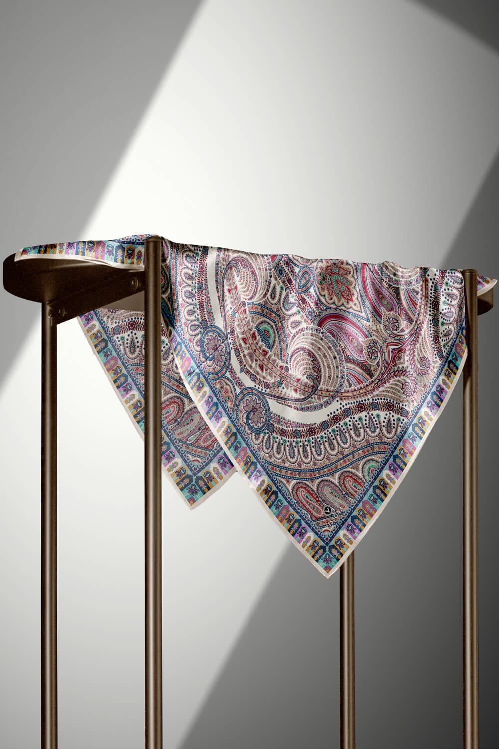 %100 Twill İpek Etro Desenli Krem Renkli 90x90 Eşarp Dikim Şekli : El Dikişi
