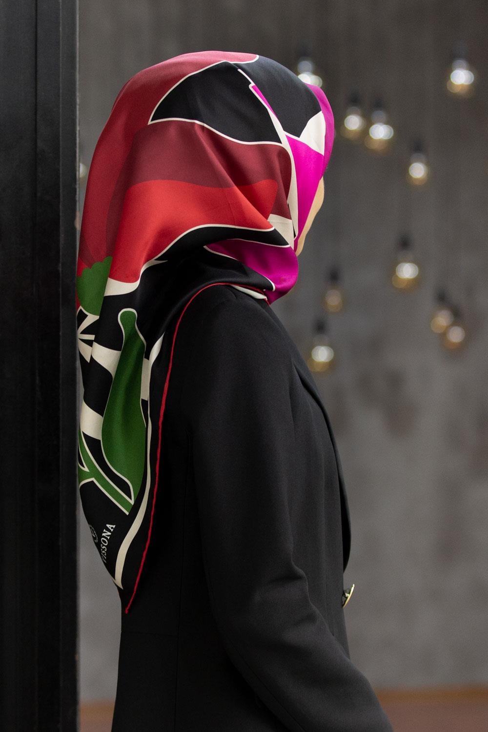 %100 Twill İpek Yaprak Desenli Kırmızı - Pembe Renkli 90x90 Eşarp Dikim Şekli : El Dikişi