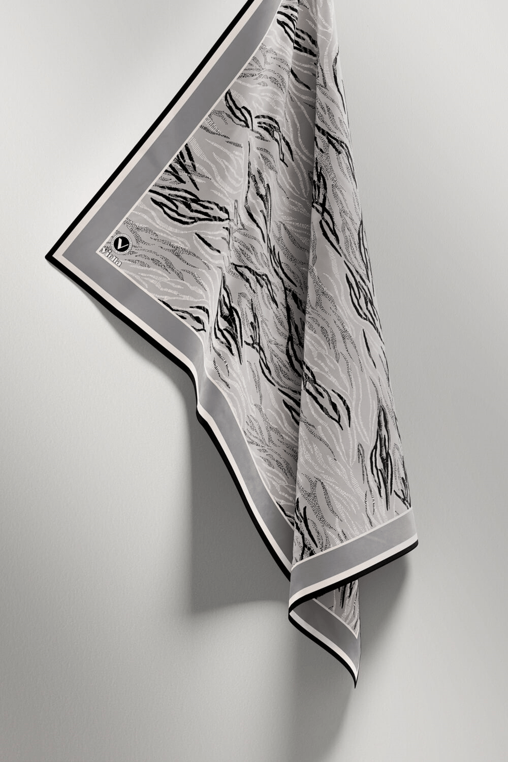 Twill Soyut Çizgi Desenli Gri Renkli 90x90 Eşarp (İpek İçermez) Kenar Dikiş Şekli El Dikişli