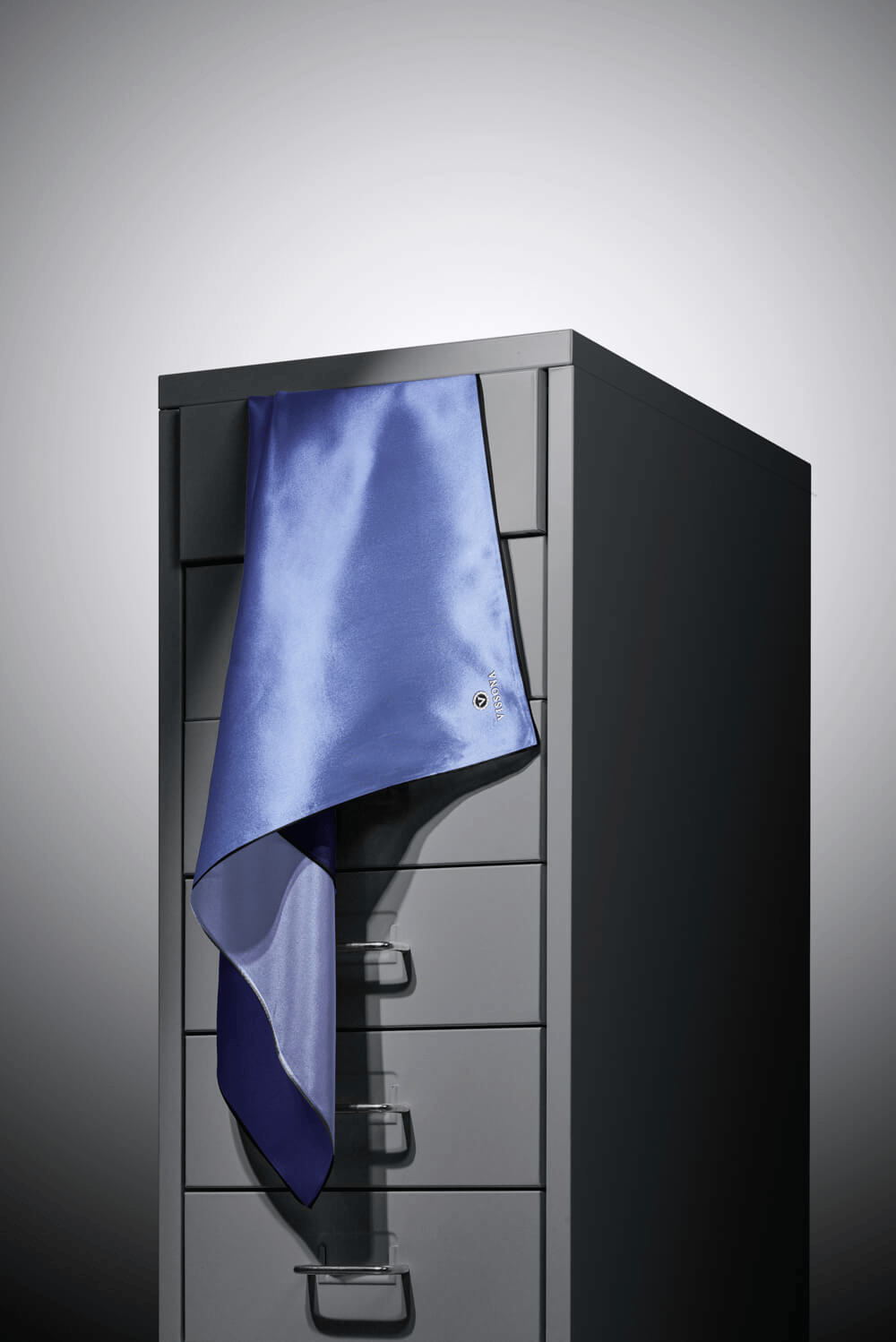 % 57 İPEK % 43 VİSKON Twill İpek Degrade Desenli Lacivert Renkli 90x90 Eşarp Dikim Şekli : El Dikişi