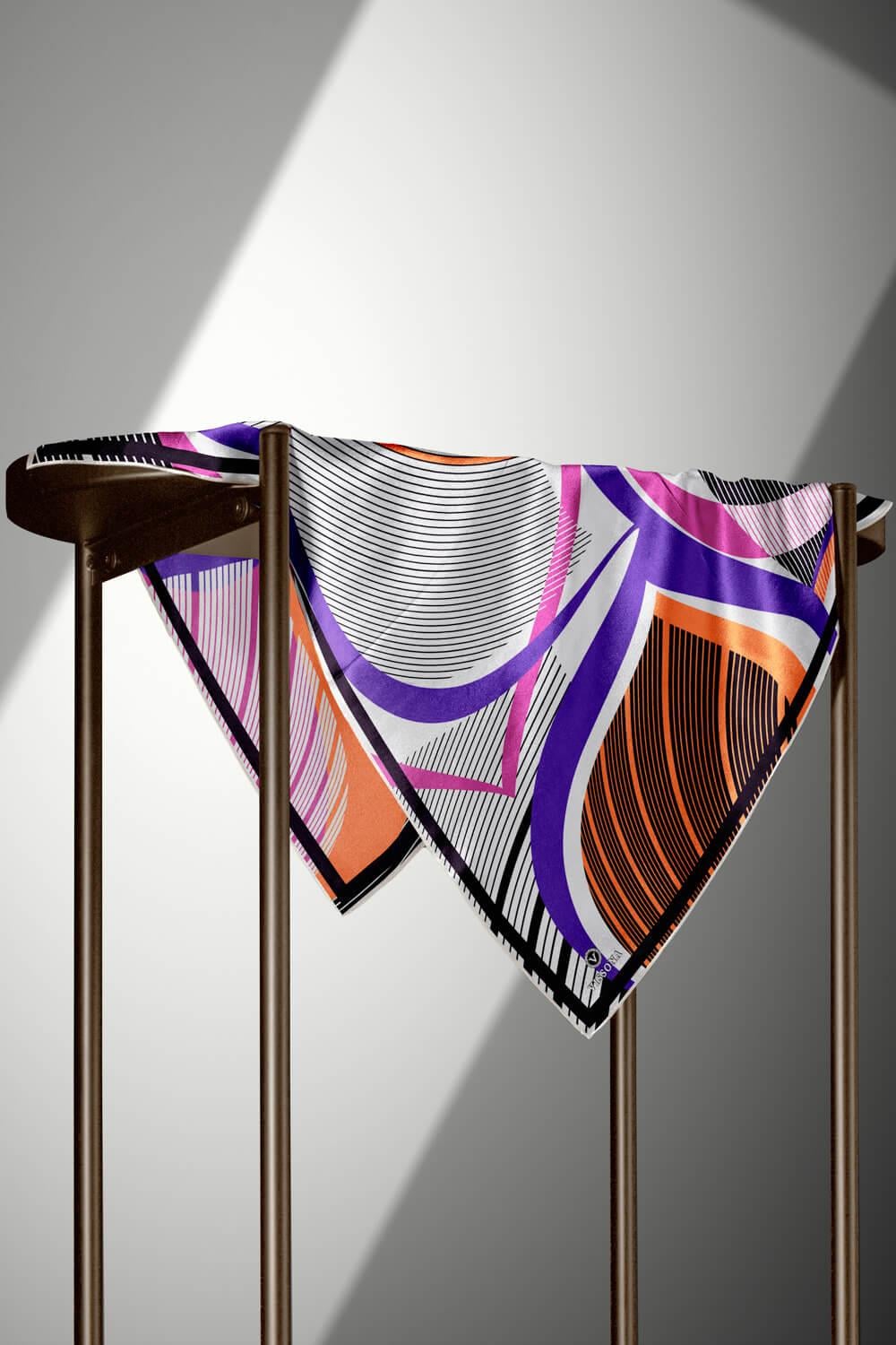 %100 Twill İpek Çizgili Geometrik Desenli Beyaz - Mor Renkli 90x90 Eşarp Dikim Şekli : El Dikişi