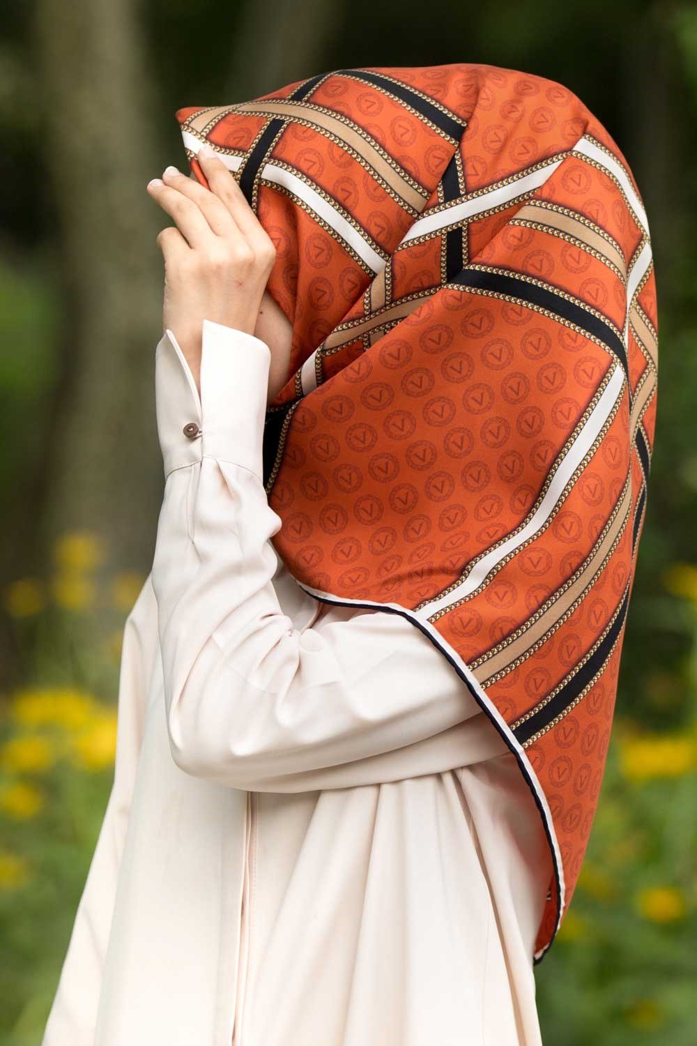 %100 Twill İpek Gold Şeritli Monogram Desenli Taba - Siyah Renkli 90x90 Eşarp Dikim Şekli : El Dikişi