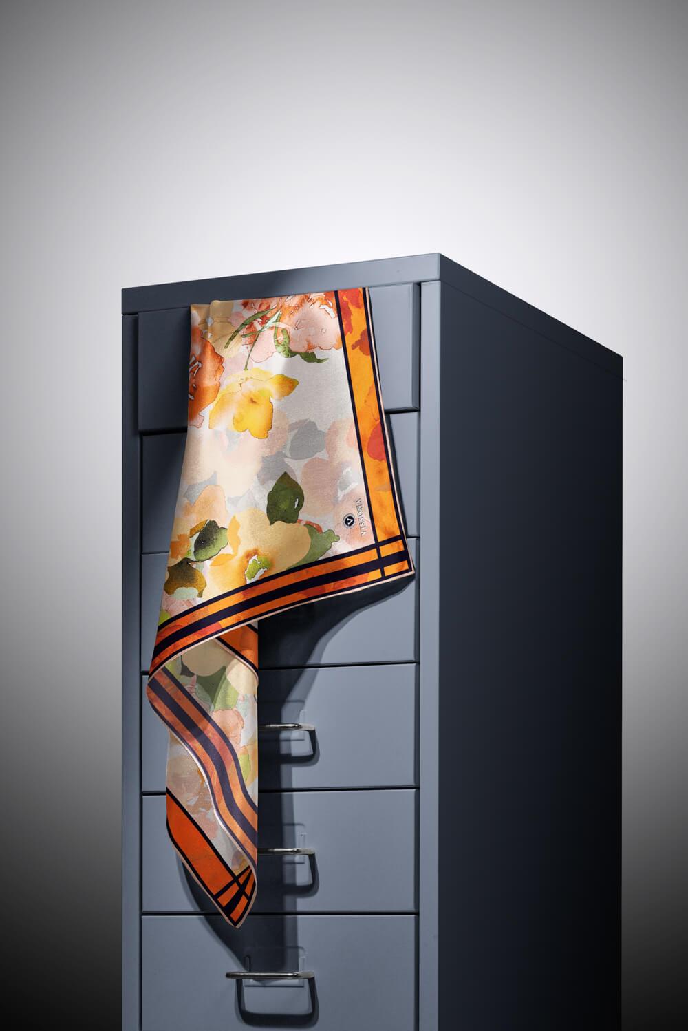 %100 Twill İpek Sulu Boyalı Çiçek Desenli Turuncu - Gold Renkli 90x90 Eşarp Dikim Şekli : El Dikişi
