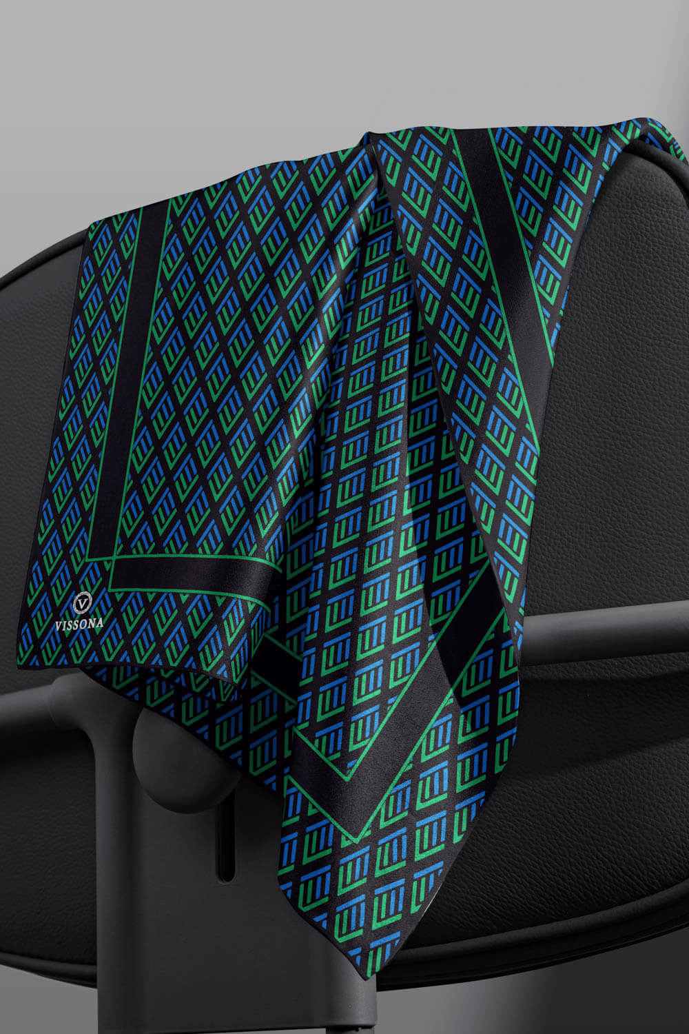 % 57 İPEK % 43 VİSKON Twill İpek Geometrik Desenli Zümrüt Yeşili - Saks Renkli 90x90 Eşarp Dikim Şekli : El Dikişi