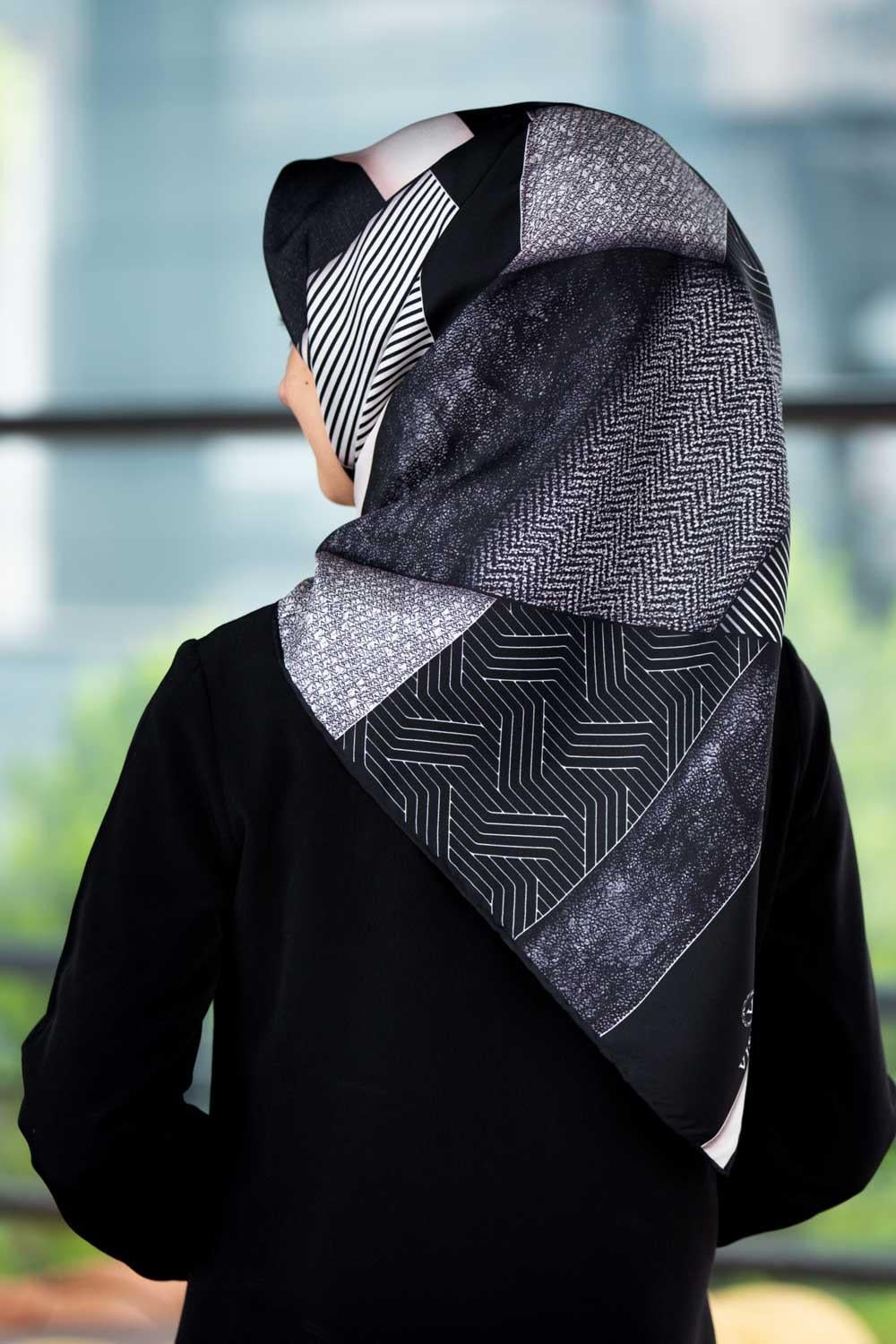 %100 Twill İpek Dokulu ve Geometrik Desenli Siyah - Kremi Renkli 90x90 Eşarp Dikim Şekli : El Dikişi