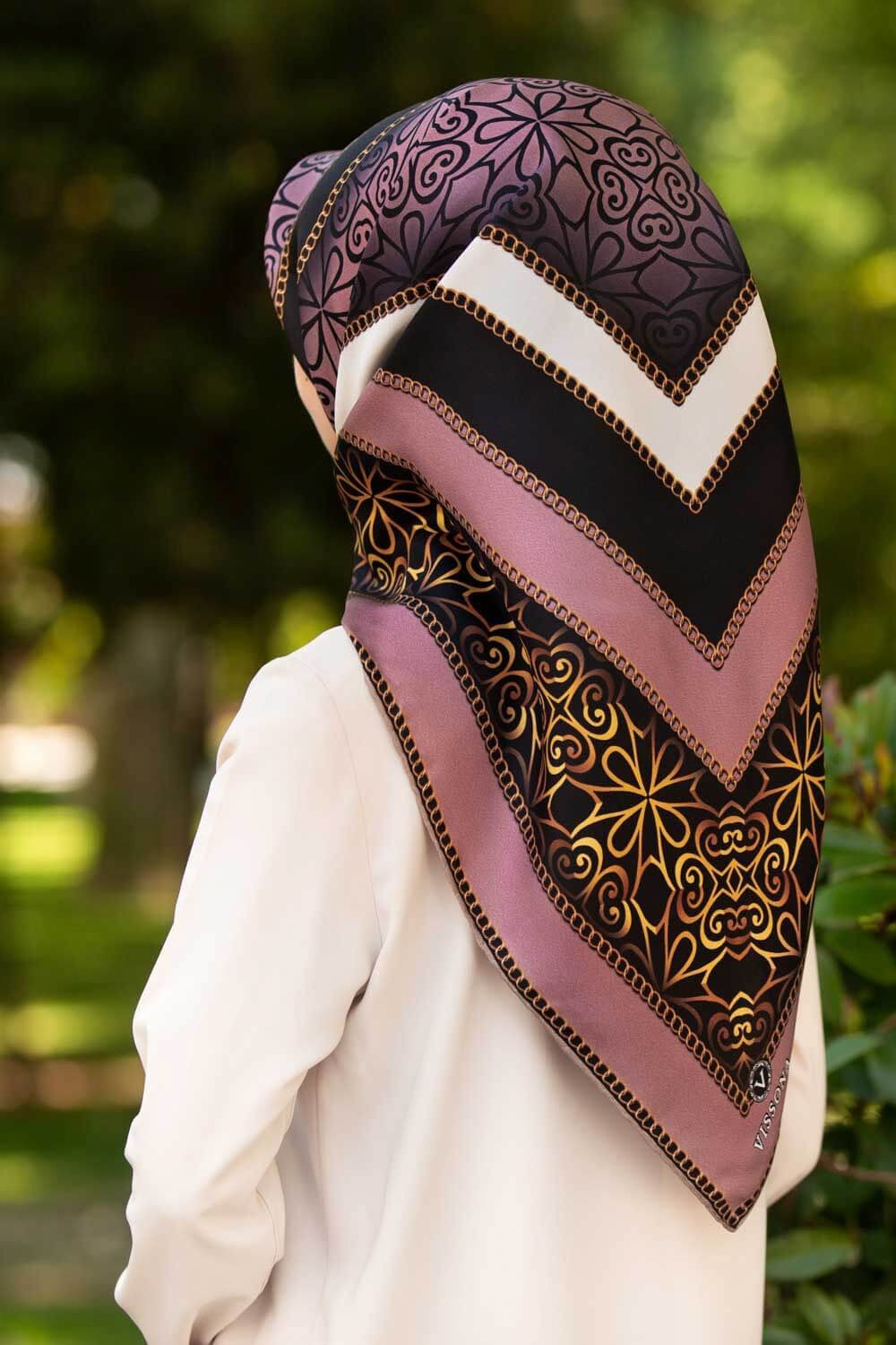 %100 Twill İpek Zincir Desenli Pudra - Krem Renkli 90x90 Eşarp Dikim Şekli : El Dikişi