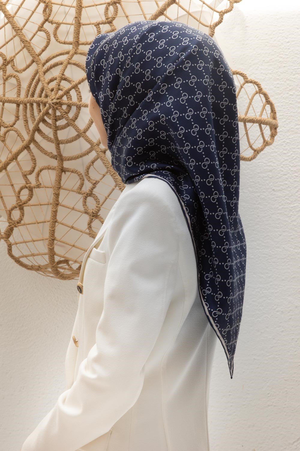 %57 İPEK %43 VİSKON Twill İpek Leopar Desenli Lacivert - Beyaz Renkli 90x90 Eşarp Dikim Şekli : El Dikişi