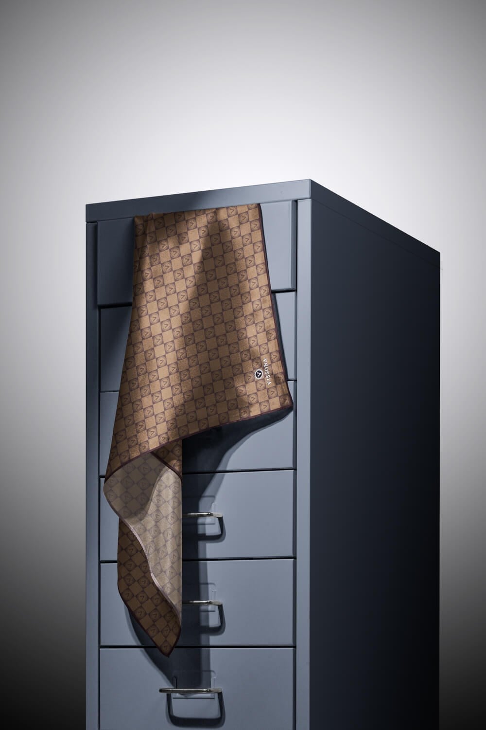 %100 Twill İpek Monogram Desenli Sütlü Kahve Renkli 90x90 Eşarp Dikim Şekli : El Dikişi