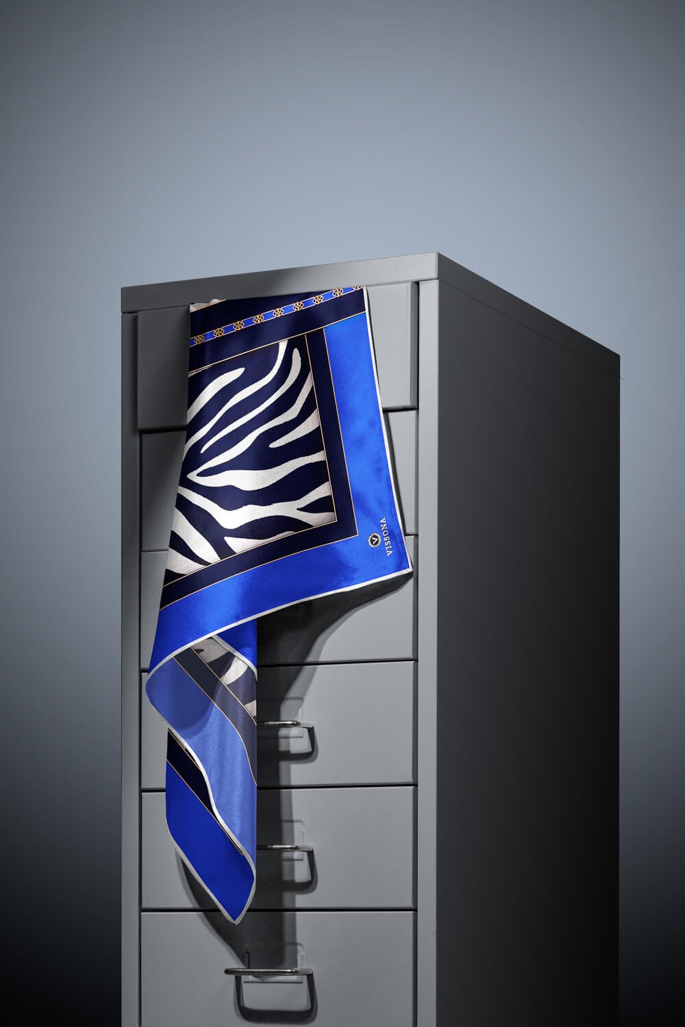 %100 Twill İpek Zebra Desenli Saks - Lacivert  Renkli 90x90 Eşarp Kenar Dikiş Şekli El Dikişli