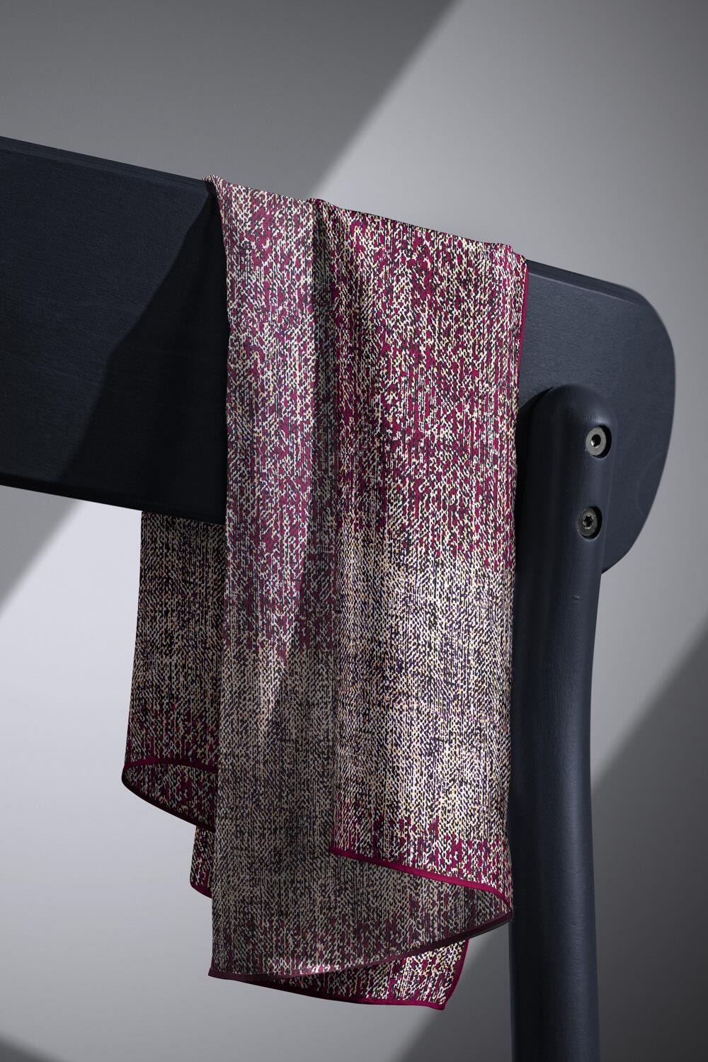 %100 Twill İpek Dokulu Desen Bordo - Camel Renkli 90x90 Eşarp Kenar Dikiş Şekli El Dikişli