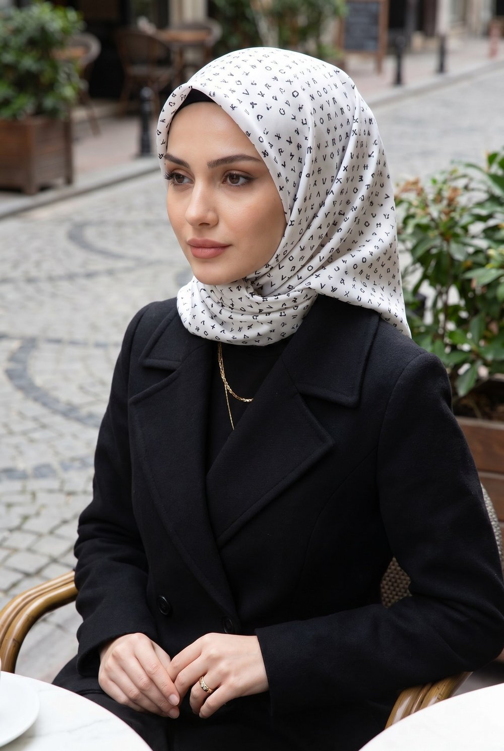 %100 Twill İpek Çıtır Motif Desenli Krem - Siyah Renkli 90x90 Eşarp Dikim Şekli : El Dikişi