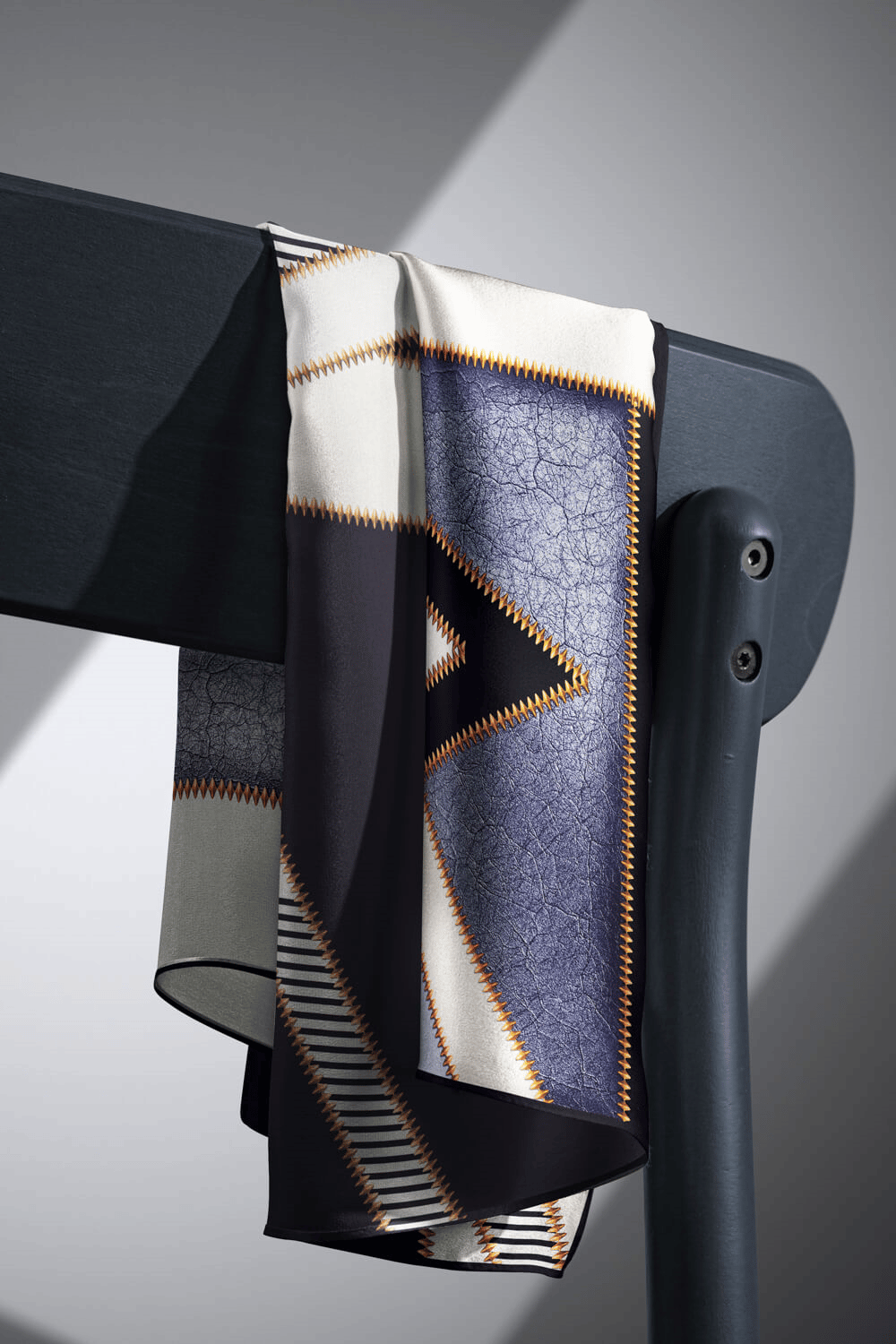 % 57 İPEK % 43 VİSKON Twill İpek Geometrik Desenli Gümüş - Siyah Renkli 90x90 Eşarp Dikim Şekli : El Dikişi