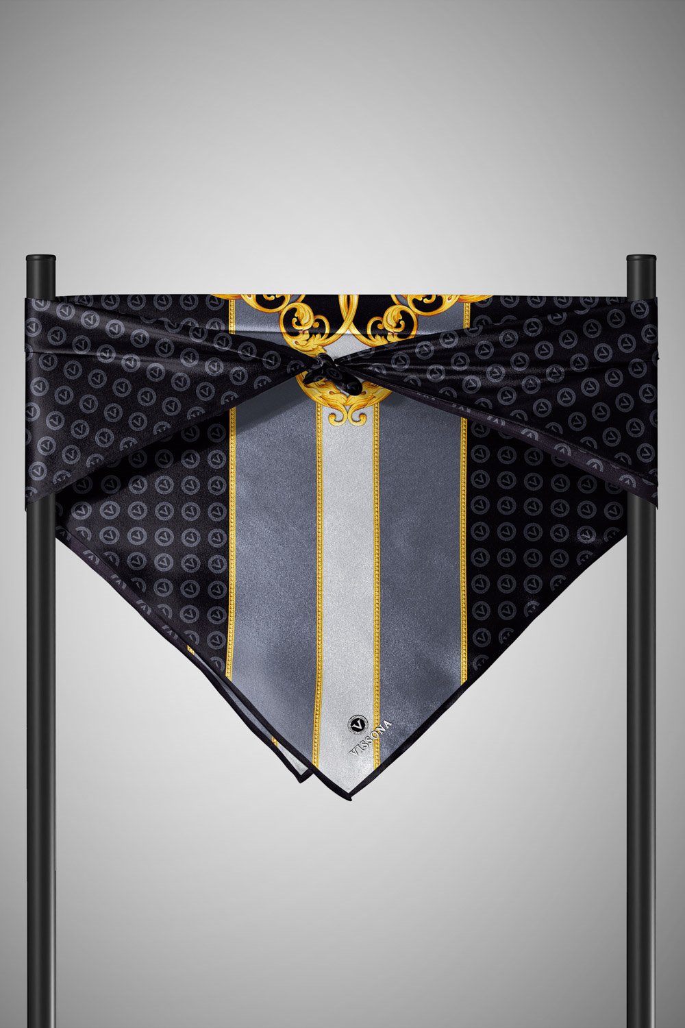 %100 Twill İpek Monogram Ve Barok Desenli Siyah - Gri Renkli 90x90 Eşarp Dikim Şekli : El Dikişi