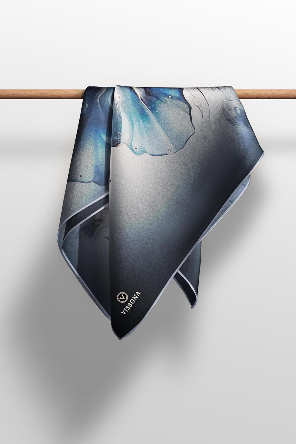 %100 Twill İpek Batik Çiçek Desenli Turkuaz - Gri Renkli 90x90 Eşarp Dikim Şekli : El Dikişi