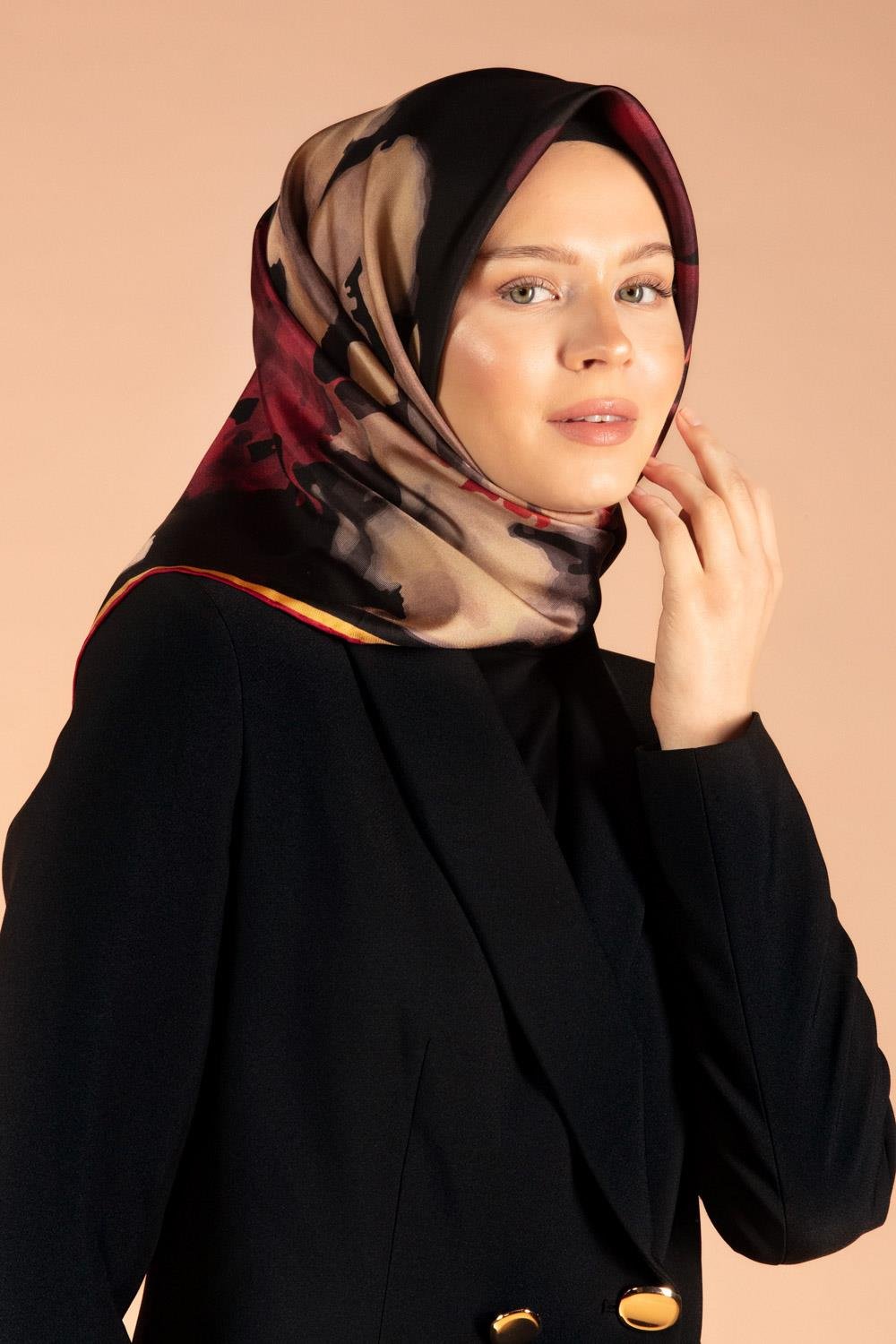 %100 Twill İpek Yaprak Desenli Siyah - Bordo Renkli 90x90 Eşarp Dikim Şekli : El Dikişi