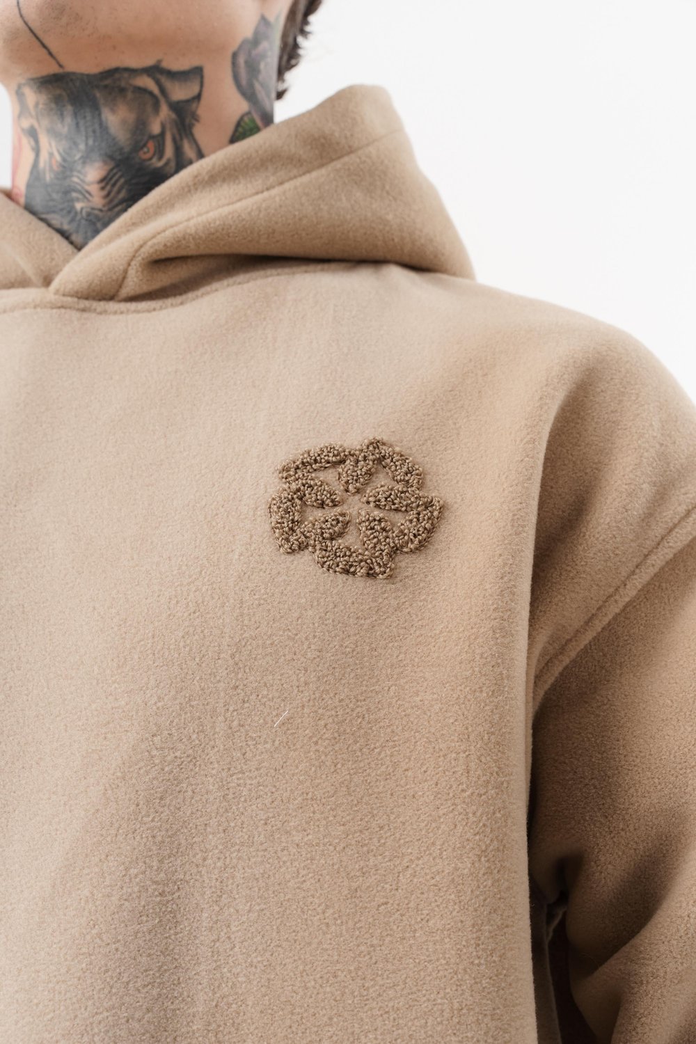 Erkek Süzene Nakış Detaylı Kapüşonlu Oversize Polar Hoodie Bej
