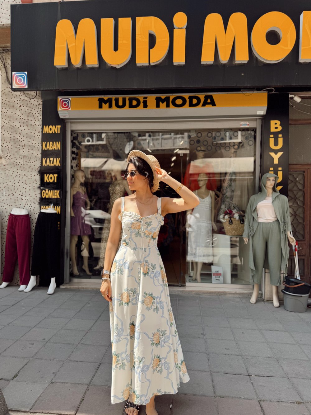 Çiçekli elbise