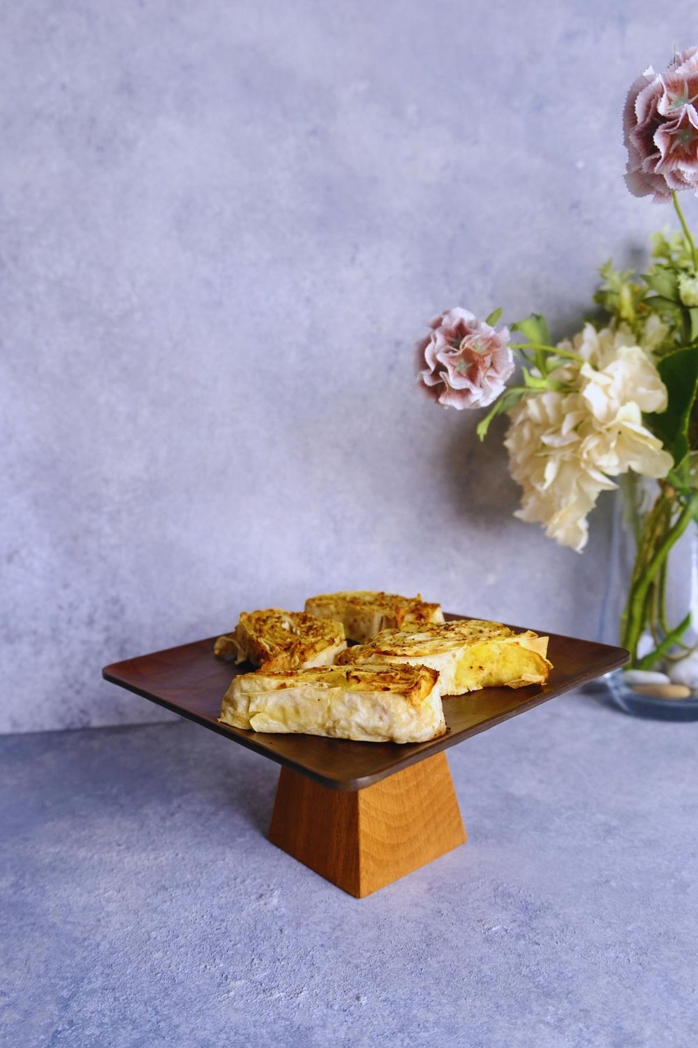 Ligna Melamin Ahşap Rölyefli 22 Cm Piramit Ayaklı Pasta Tabağı, Servis Tabağı, Sunumluk