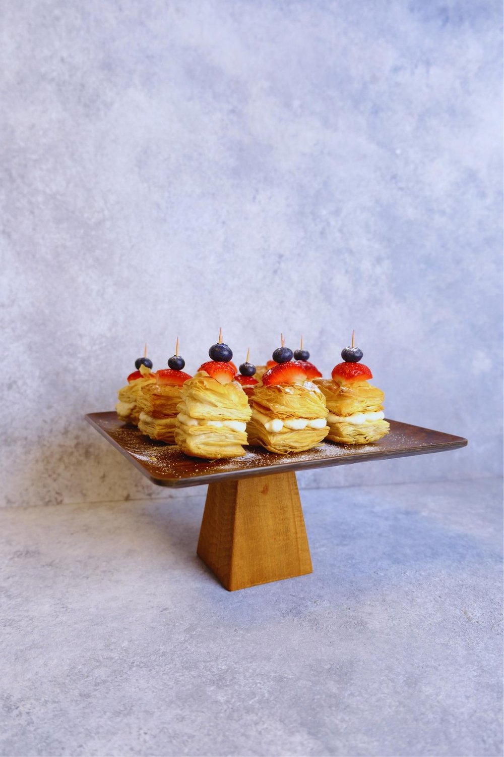 Ligna Melamin Ahşap Rölyefli 26 Cm Piramit Ayaklı Pasta Tabağı, Servis Tabağı, Sunumluk