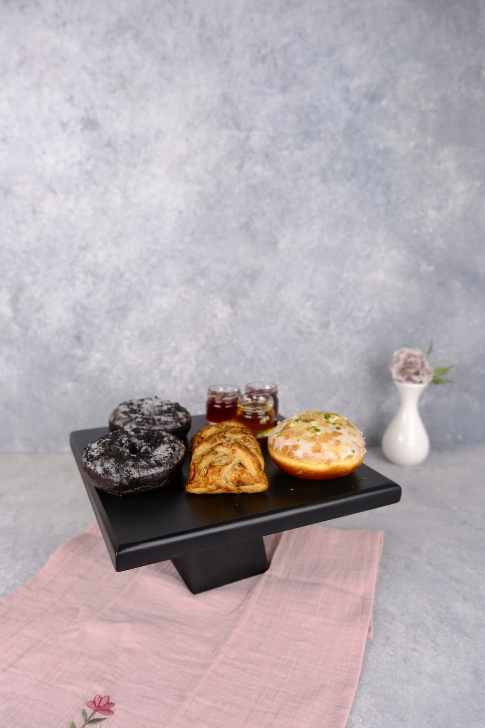 Piramit Siyah 25x25 Cm Ahşap 10 Cm Ayaklı Kare Pasta Sunum Servis Tabağı