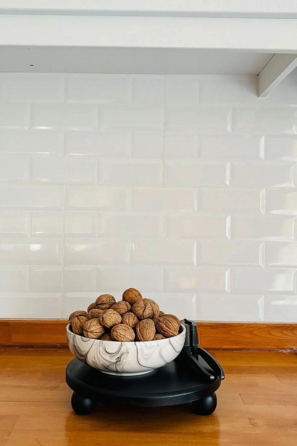 Risus Siyah Top Ayaklı 25 Cm Ahşap Yuvarlak Pasta Sunum Servis Tabağı