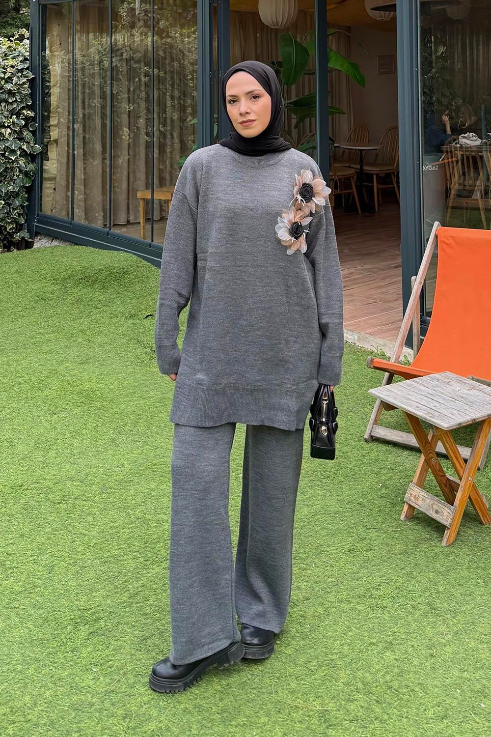 Aksesuarlı Triko Takım Füme