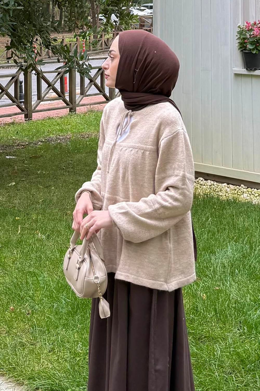 Yakası Bağcıklı Triko Kazak Bej