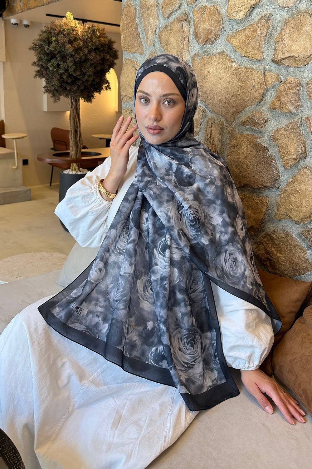 Botanik Çiçek Desen Lara Soft Şal Siyah