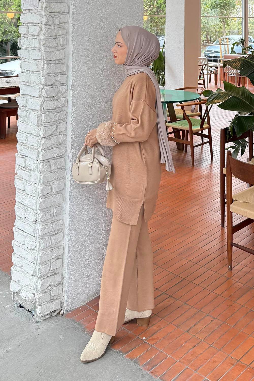 Kol Peluş Detaylı Triko Takım Camel